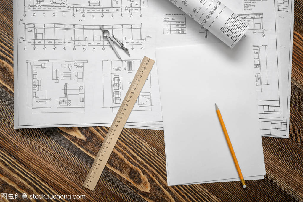 藍圖的誕生 鉛筆、尺規與木桌上的建筑夢